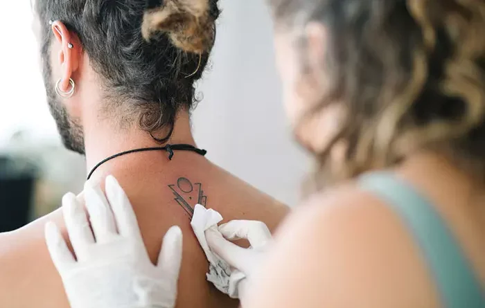 Ảnh vệ sinh và màng dán bảo vệ đúng cách