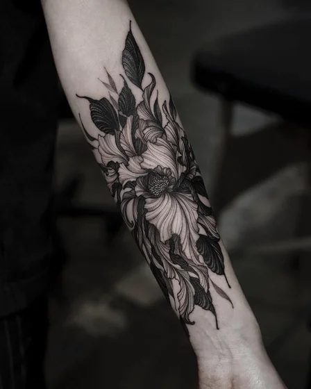 Bàn tư vấn với phác thảo thiết kế blackwork và giấy stencil