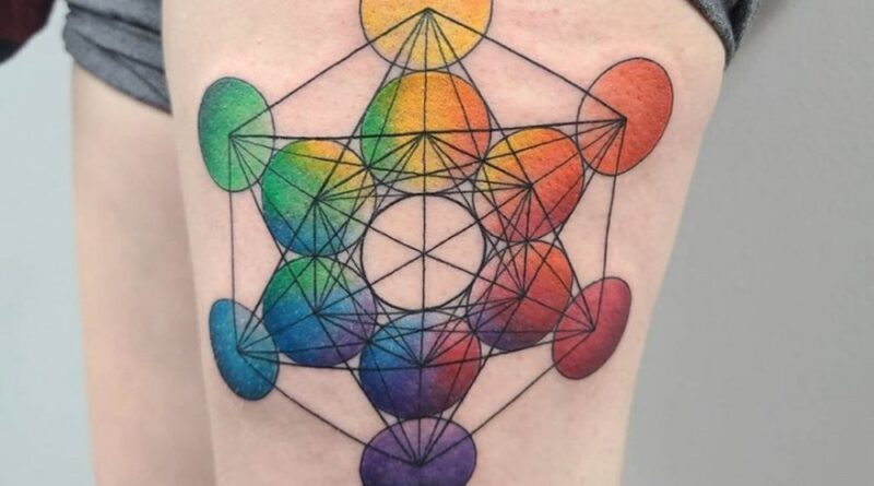 Thợ xăm phác thảo thiết kế mandala hình học trên giấy bằng compa và thước kẻ.