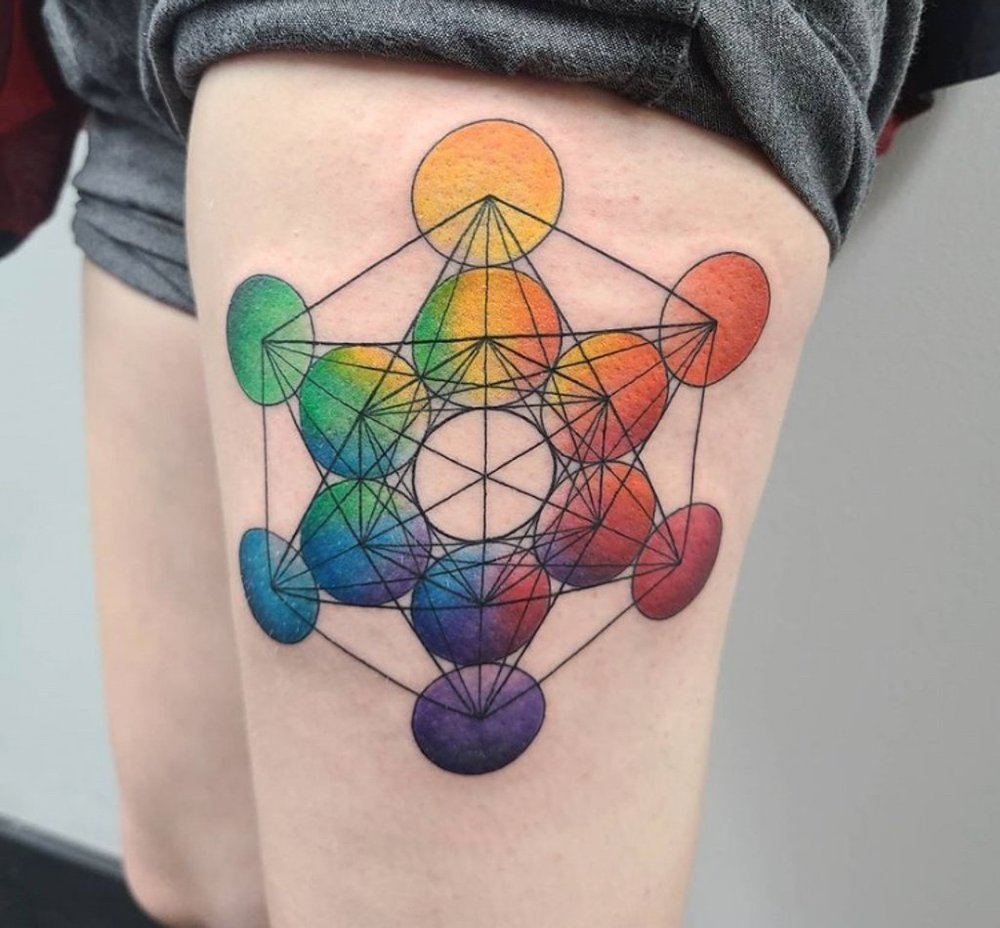 Thợ xăm phác thảo thiết kế mandala Geometric tattoo trên giấy bằng compa và thước kẻ.