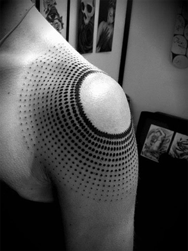 Cận cảnh kim máy xăm tạo đường nét Geometric tattoo chính xác.