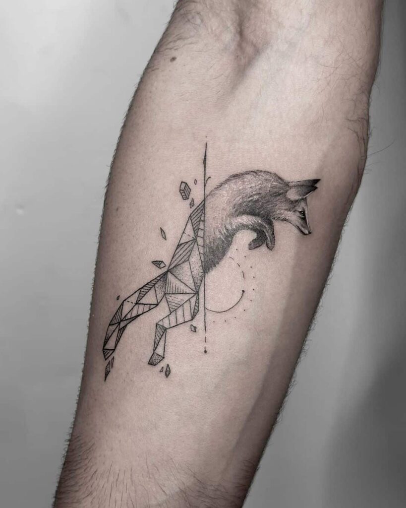 Nghệ sĩ xăm phác thảo thiết kế Geometric tattoo trên giấy với dụng cụ chính xác.