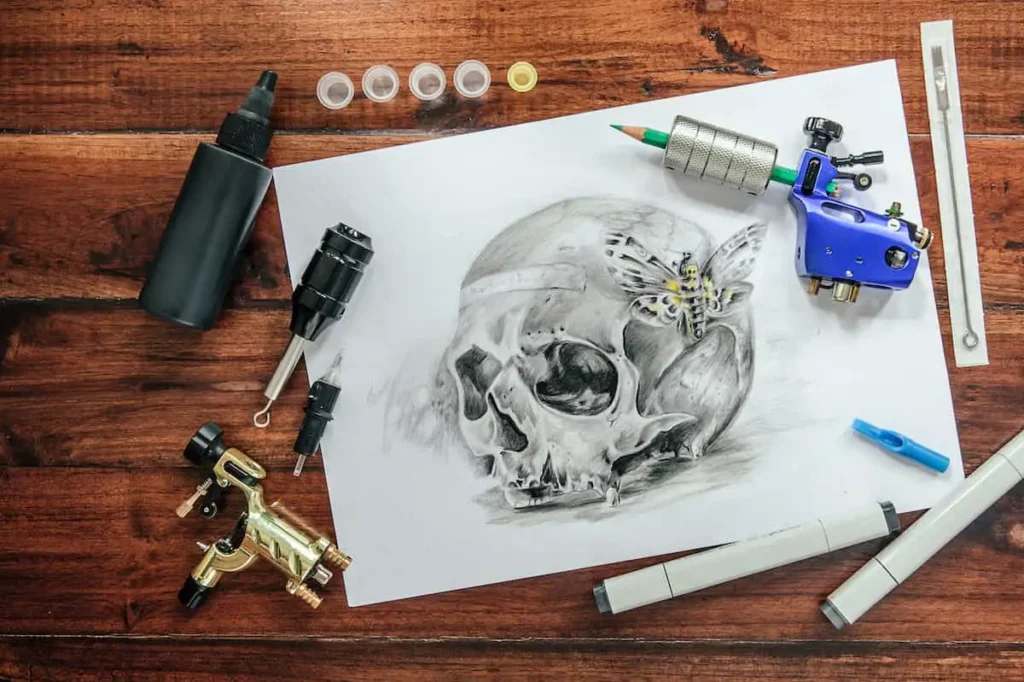 Hình xăm Geometric tattoo nét mảnh trên cổ tay, vị trí tối giản phổ biến.