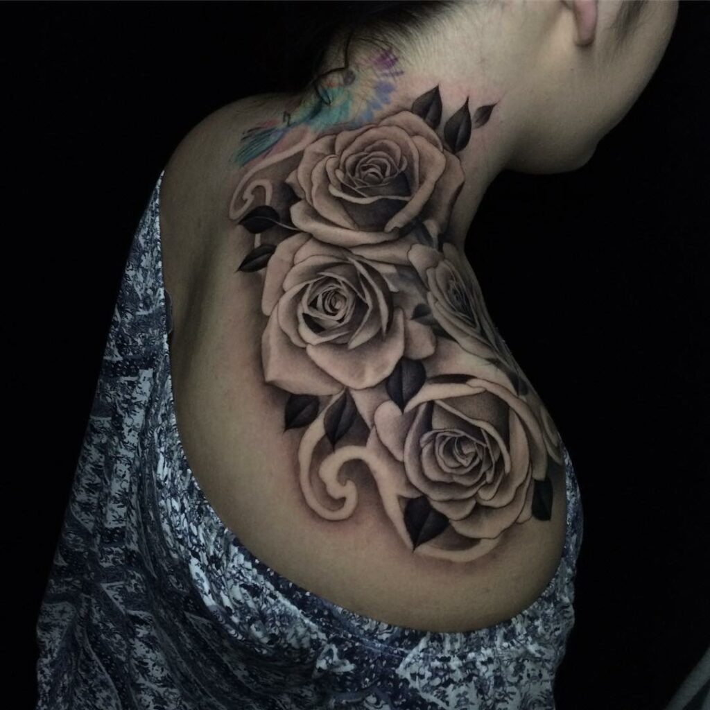 Hình xăm hoa hồng blackwork với shading chấm