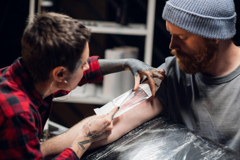 Tattoo Aftercare First Week: Peeling, Moisturizing & Warning Signs – Expert Guide