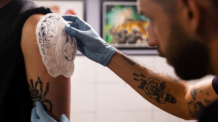 Bàn làm việc sạch sẽ với nắp mực và dụng cụ dùng một lần.