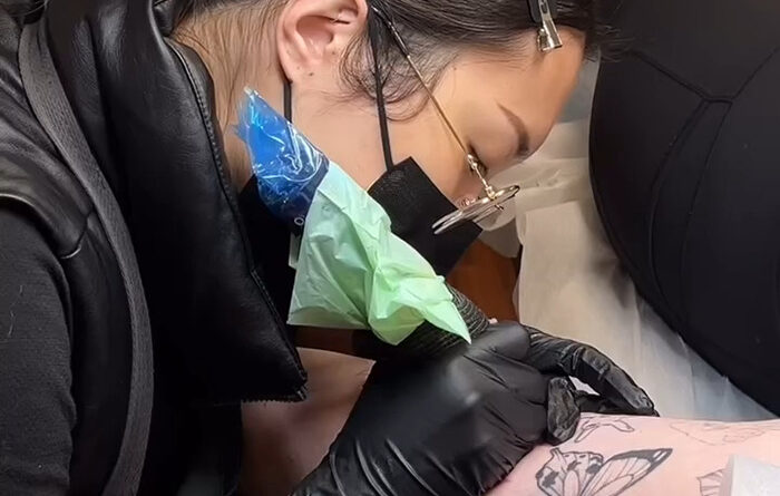 Tattoo Machines được bọc màng nhựa bảo vệ để ngăn ngừa lây nhiễm chéo.