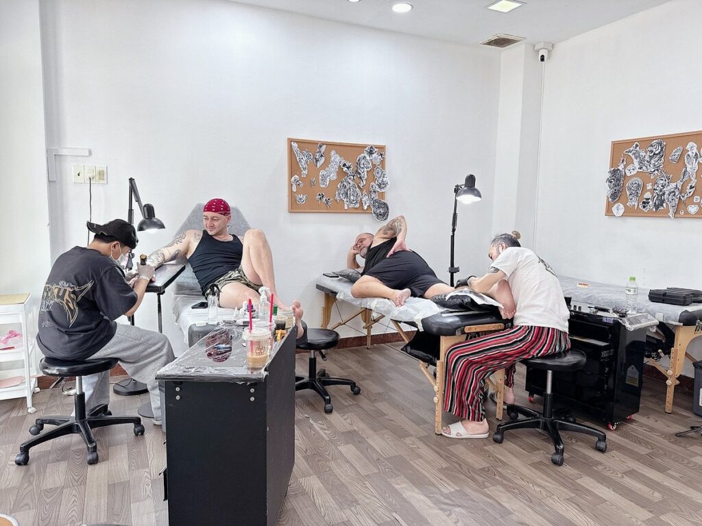 Cận cảnh hình xăm bị đỏ và sưng, dấu hiệu nhiễm trùng.