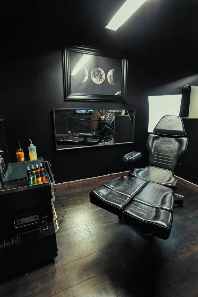 Bàn tư vấn trong studio xăm với giấy stencil và bản phác thảo thiết kế.