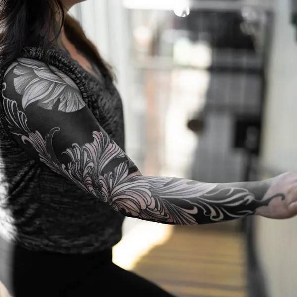 Hình xăm Blackwork đã lành sau một năm, thể hiện tông màu than chì và khoảng trống được giữ nguyên.