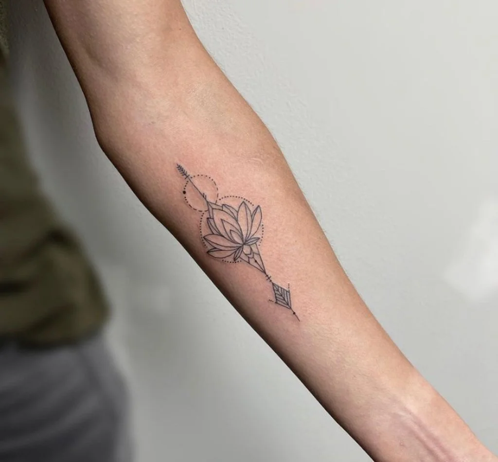 Ví dụ về hình xăm fine line bị nhòe trên cổ tay.