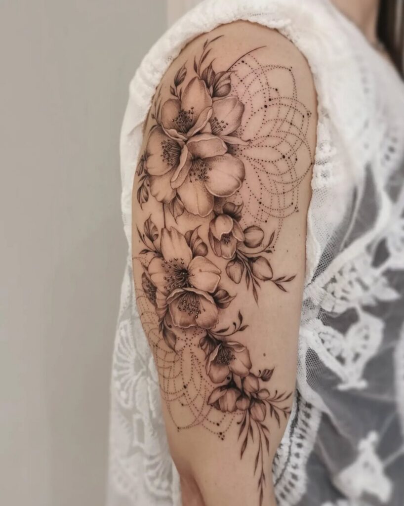 So sánh cạnh nhau giữa hình xăm mandala trên đầu gối và hình xăm ornamental trên vai.