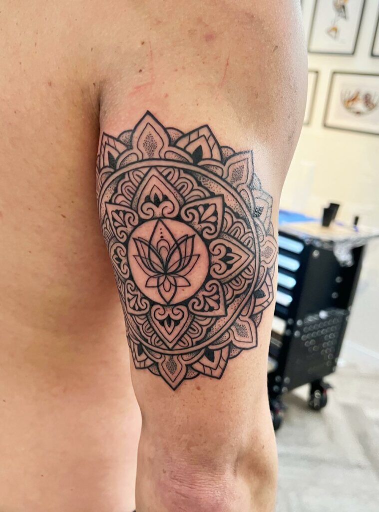 Bản vẽ hình xăm mandala phức tạp trên giấy