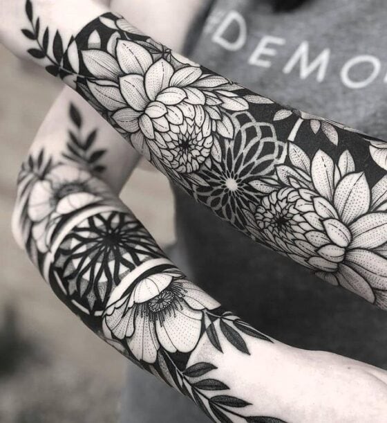 Cận cảnh máy xăm đang đưa mực đen cho tác phẩm blackwork.