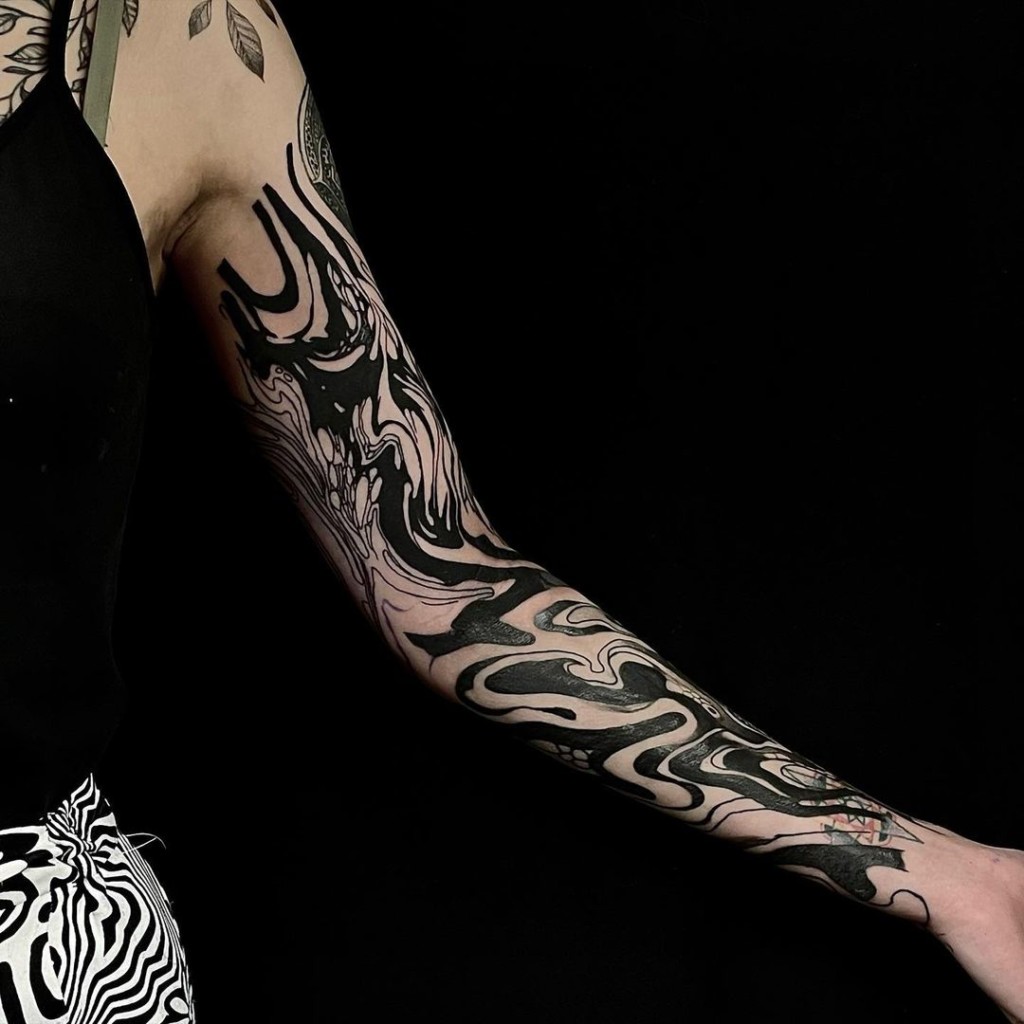 Abstract tattoo with high contrast and directional lines