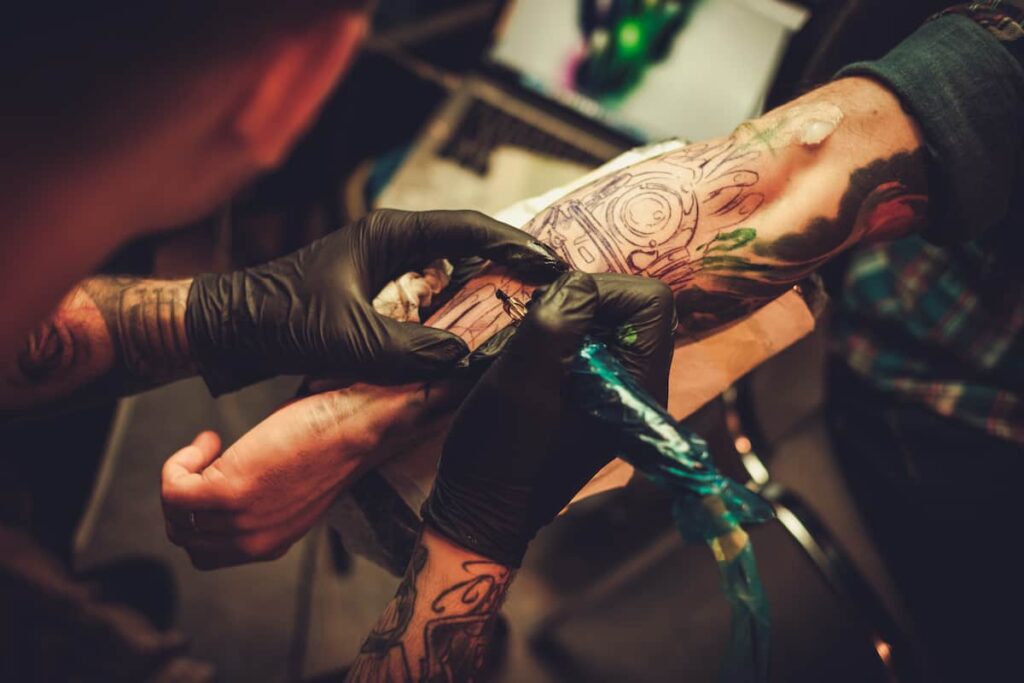 Minh họa cho bài viết: Giá xăm hình theo kích thước: Từ mini đến sleeve và back piece – Hướng dẫn chi tiết