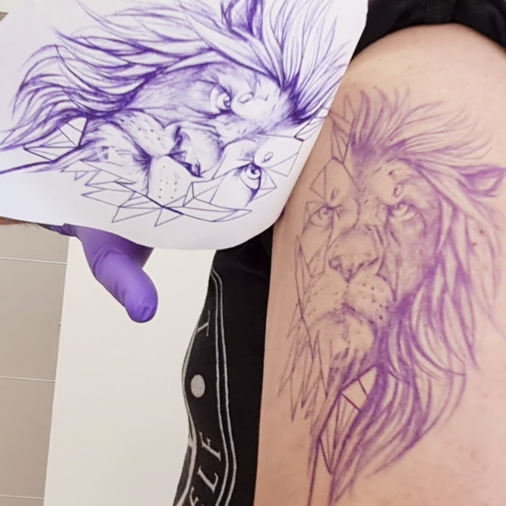 Hình xăm Geometric tattoo tam giác nhỏ đặt ở mặt trong cổ tay.