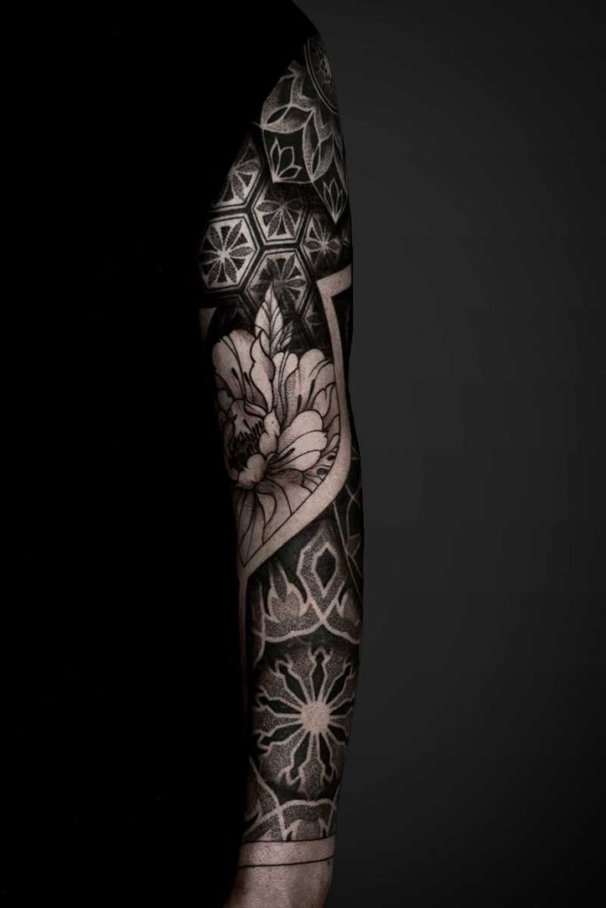 So sánh độ tương phản của blackwork mới xăm và đã lành