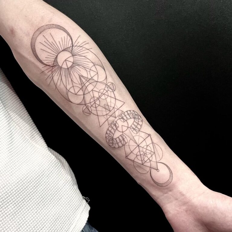 Hình xăm fine line đã lành trên cẳng tay, cho thấy nét sắc nét và phai đều.