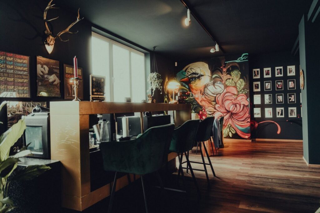 Tattoo studio hiện đại tại TP.HCM với bàn làm việc sạch sẽ