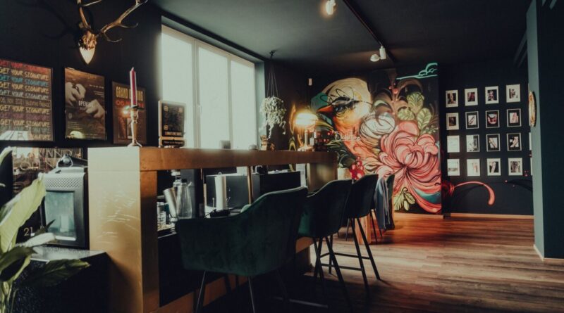 Tattoo studio hiện đại tại TP.HCM với bàn làm việc sạch sẽ