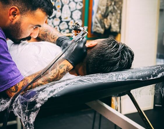 Bàn làm việc sạch sẽ, ngăn nắp là yếu tố cần thiết cho trải nghiệm xăm an toàn.