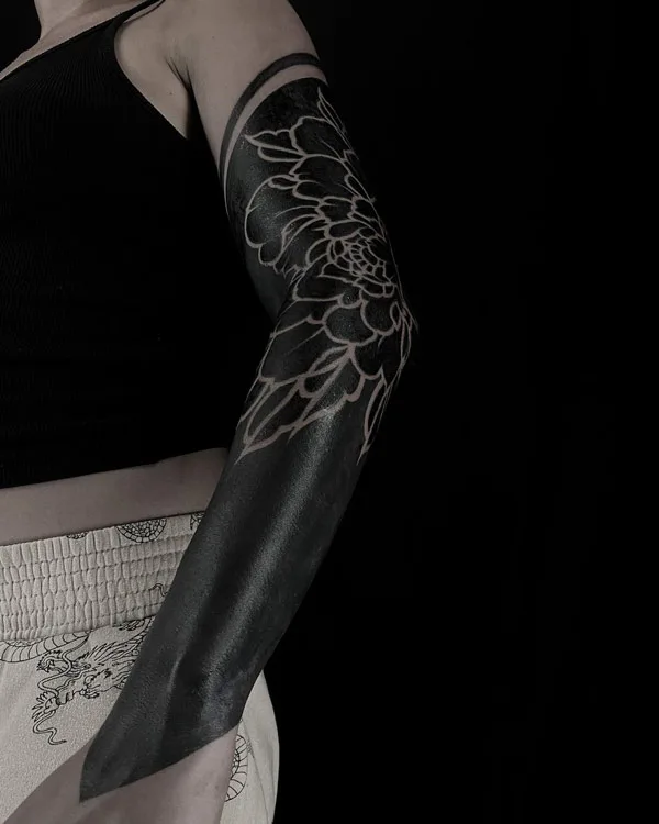 Chi tiết Graphic tattoo đã lành thể hiện tương phản và negative space