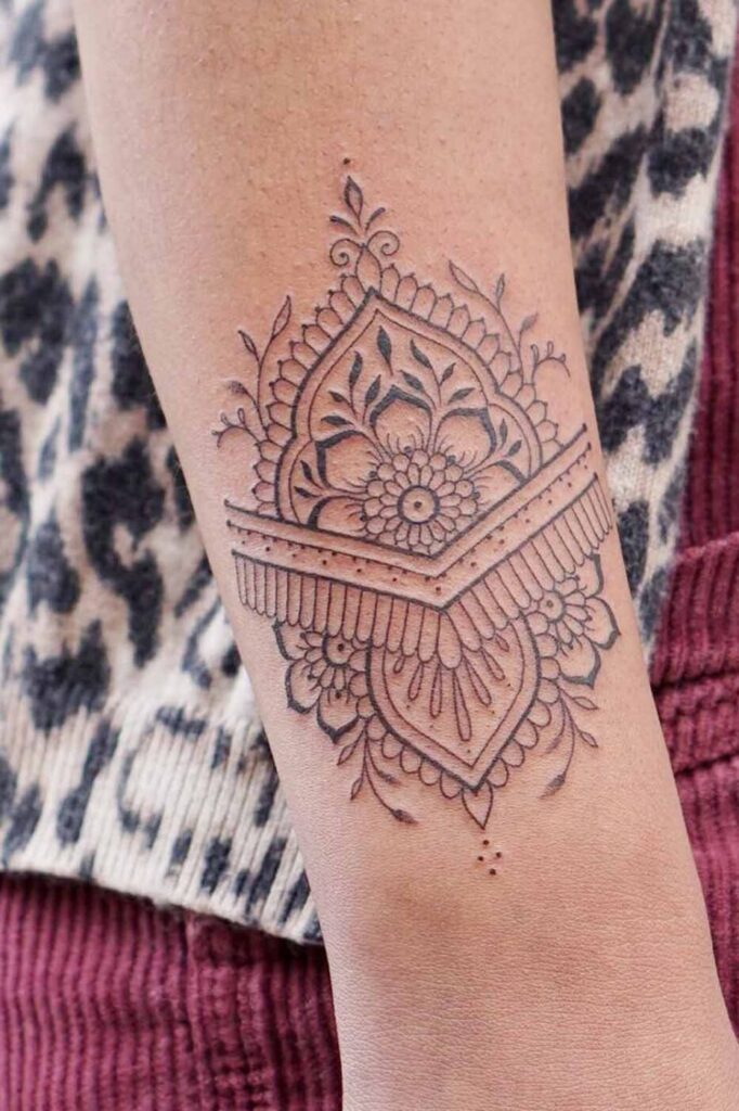 Hình xăm mandala đã lành ở mặt trong cổ tay, cho thấy độ giữ chi tiết ở vùng nhỏ.