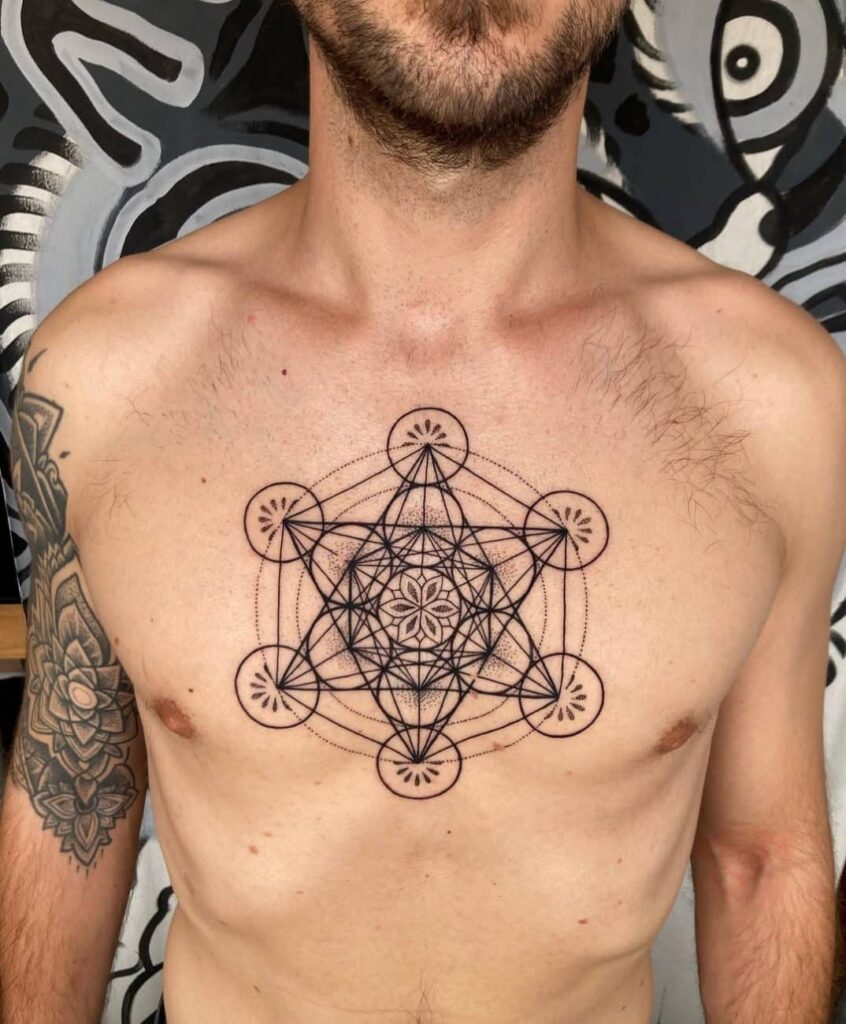 Hình xăm geometric đã lành trên cẳng tay, thể hiện đường nét rõ ràng và đối xứng được bảo toàn.