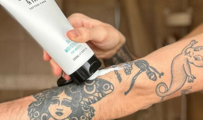 Thoa kem chống nắng SPF 50+ lên hình xăm đã lành trước khi ra biển
