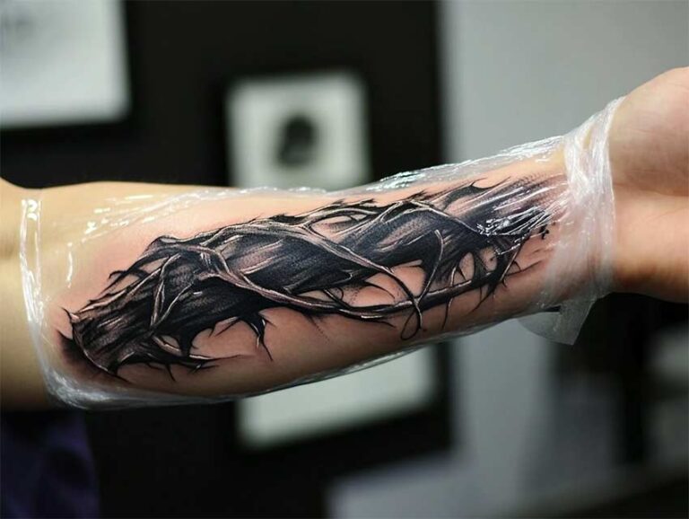 Hộp dầu dưỡng sau xăm không mùi đang mở, có một lượng nhỏ trên ngón tay.