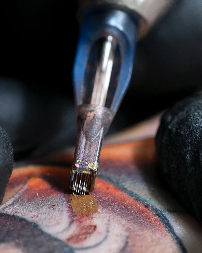 Ảnh macro kim short taper với đầu nhọn dốc.