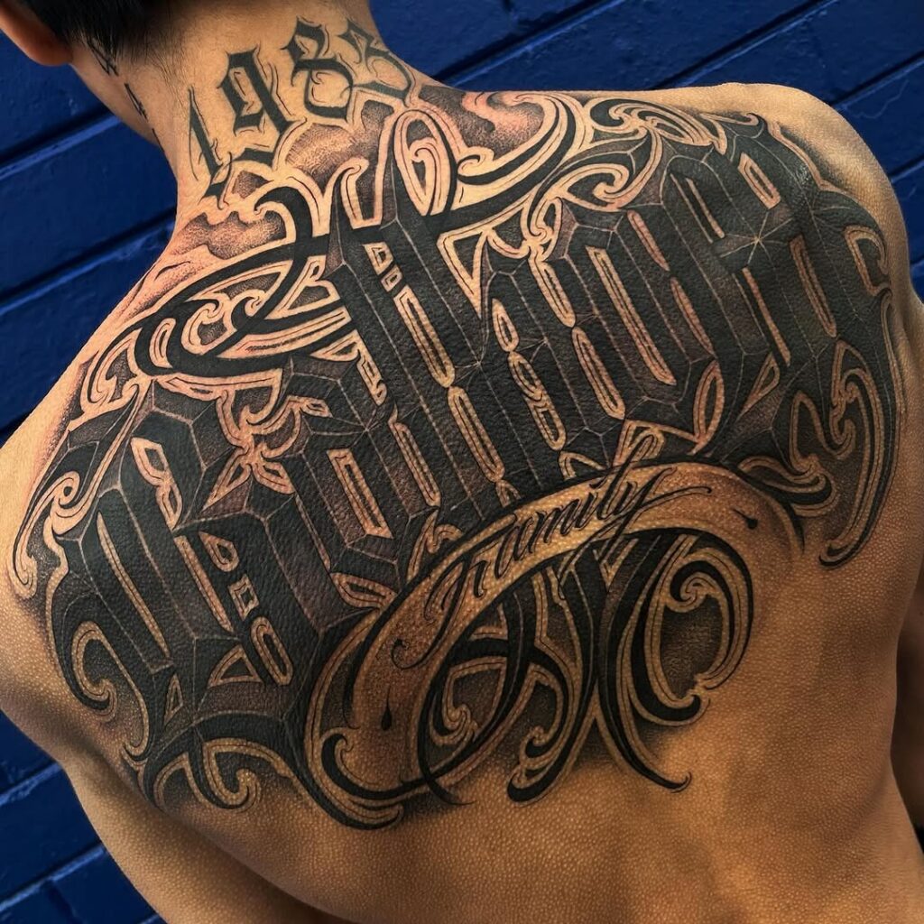 Nghệ sĩ xăm đang vẽ stencil chữ lên cánh tay khách hàng.