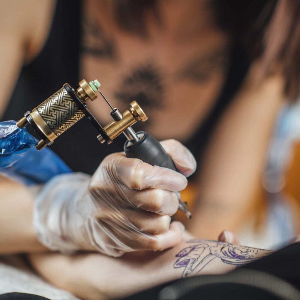 Cận cảnh máy xăm đưa mực vào da.