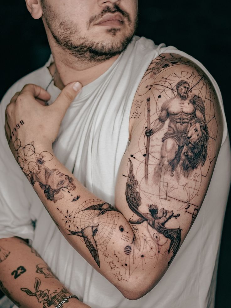 Graphic tattoo trên tay với figure study và câu chuyện thị giác nhiều lớp