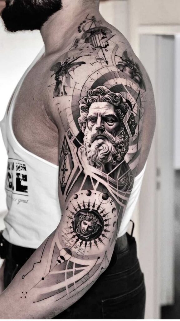 Graphic tattoo đen xám dạng sleeve với tượng chân dung và khung hình học