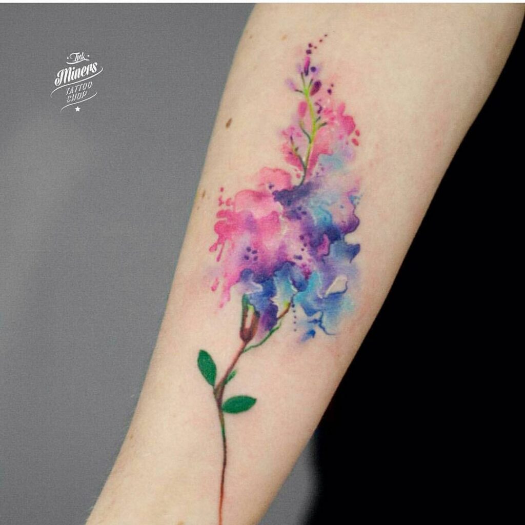 Hình xăm Watercolor trong giai đoạn lành, có bong tróc nhẹ và phai màu.