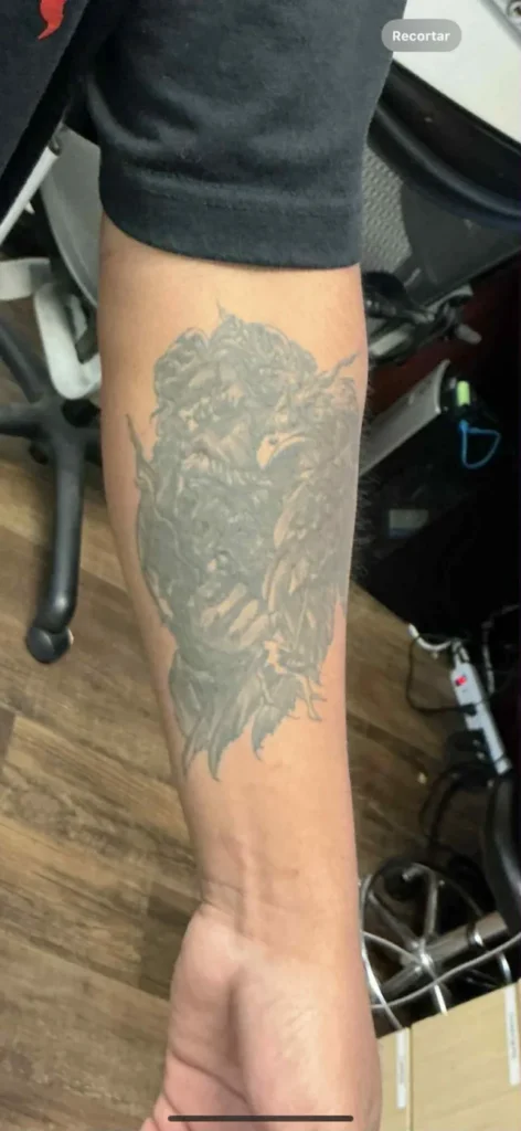 Hình xăm đen đã mờ trên cánh tay, sẵn sàng cho thiết kế cover-up