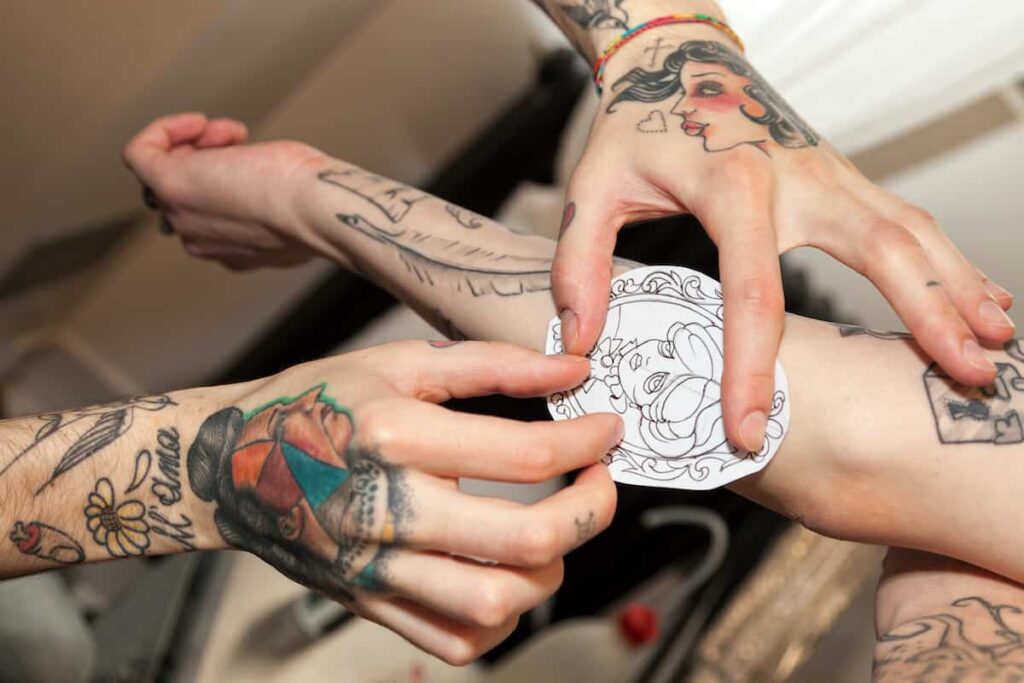 Sản phẩm chăm sóc hình xăm bao gồm kem dưỡng và chống nắng