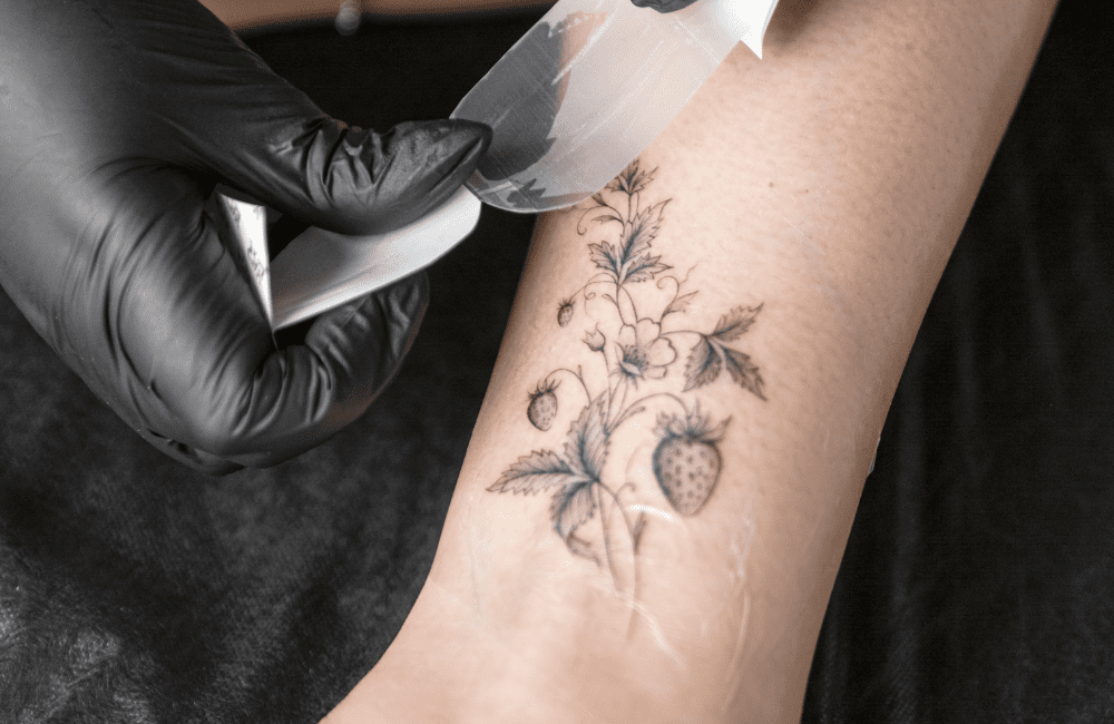 Ảnh tham khảo độ phân giải cao đặt cạnh stencil trên da để kiểm tra căn chỉnh.
