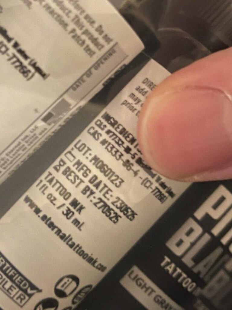 Các chai mực xăm được bảo quản gọn gàng trong tủ kiểm soát nhiệt độ có nhiệt kế hiển thị.