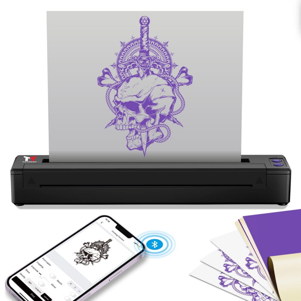 Nghệ sĩ xăm đặt giấy stencil vào máy sao nhiệt, sẵn sàng tạo transfer.