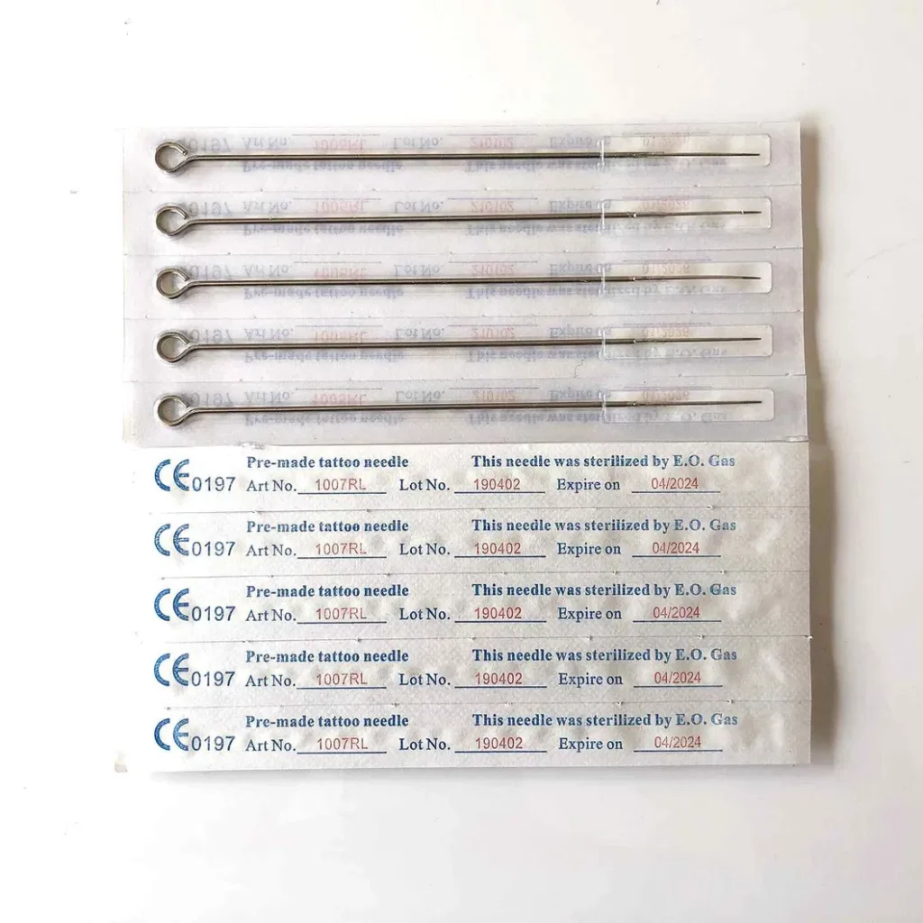 Nghệ sĩ xăm phác thảo thiết kế tùy chỉnh trên giấy, thể hiện kỹ năng nghệ thuật.