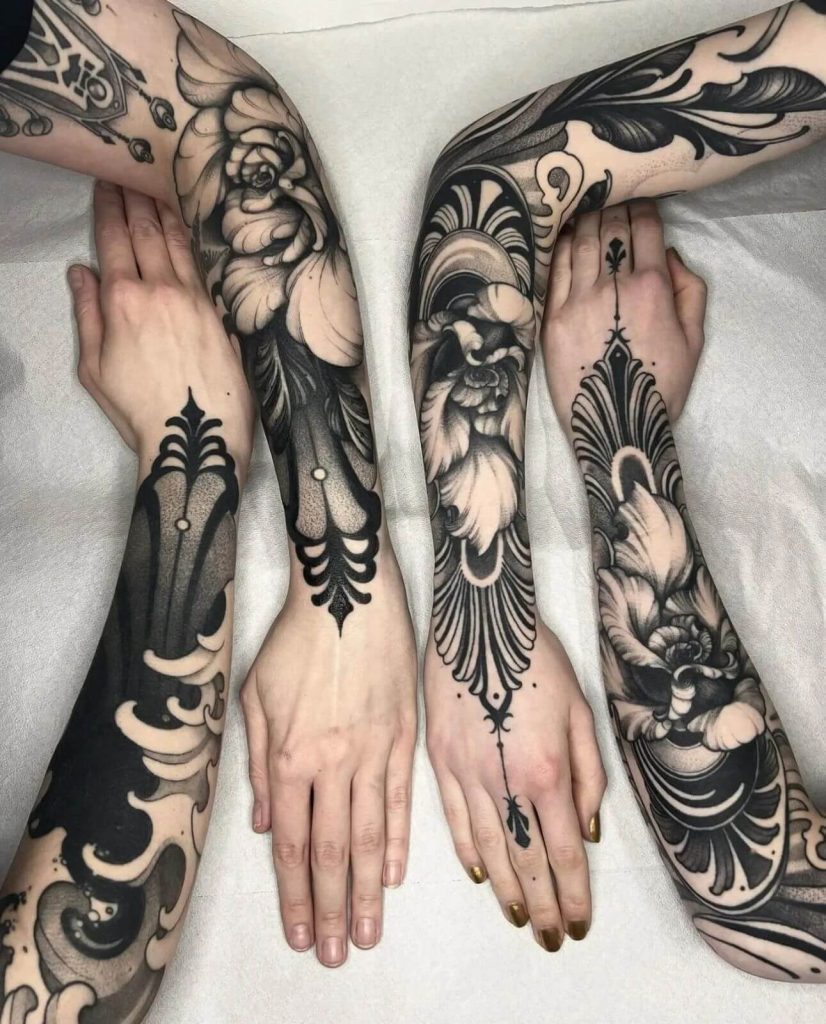 Nghệ sĩ đặt stencil cho hình xăm blackwork ở bắp tay.