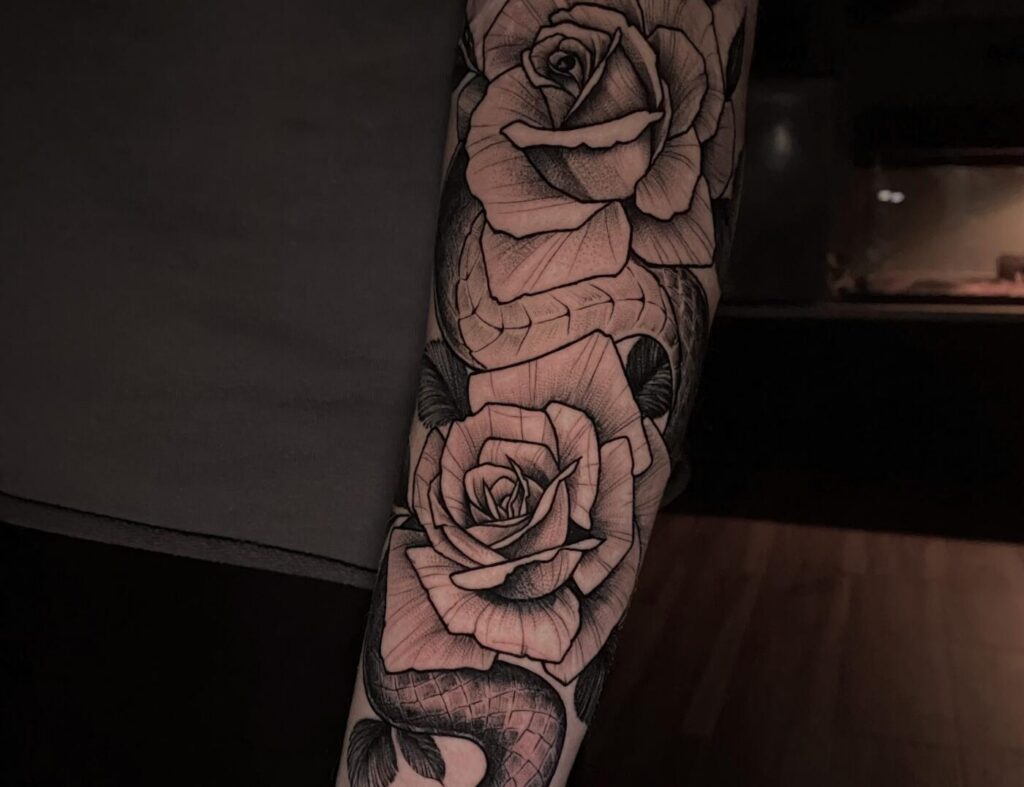 Hình xăm blackwork mới được bọc màng chăm sóc trong suốt.