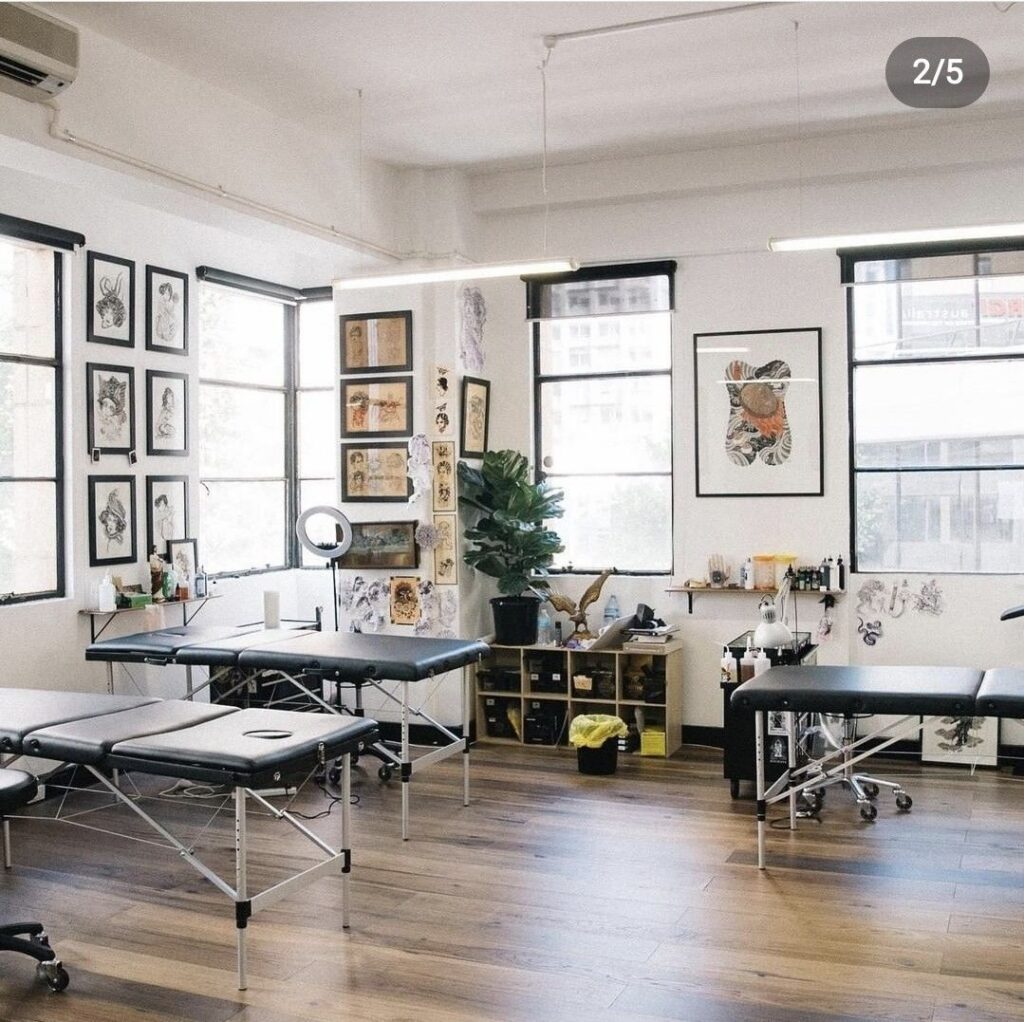 Nội thất studio xăm sạch sẽ và ngăn nắp tại Đà Nẵng.