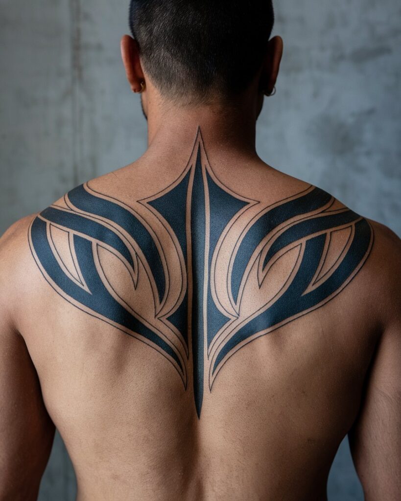 Xăm blackwork realism đã lành trên cẳng tay giữ độ tương phản.