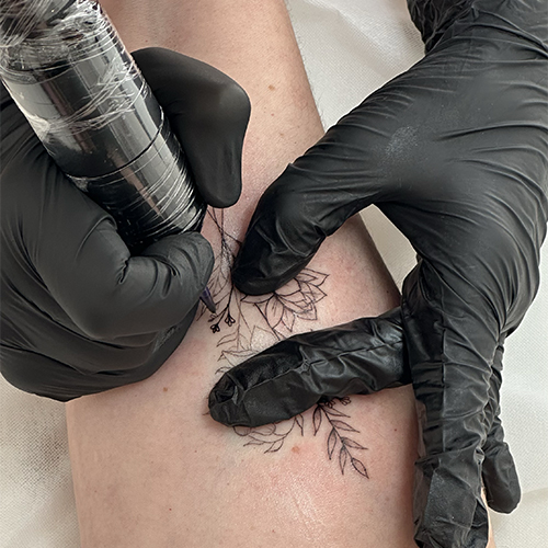 Close-up of a fine line needle depositing ink