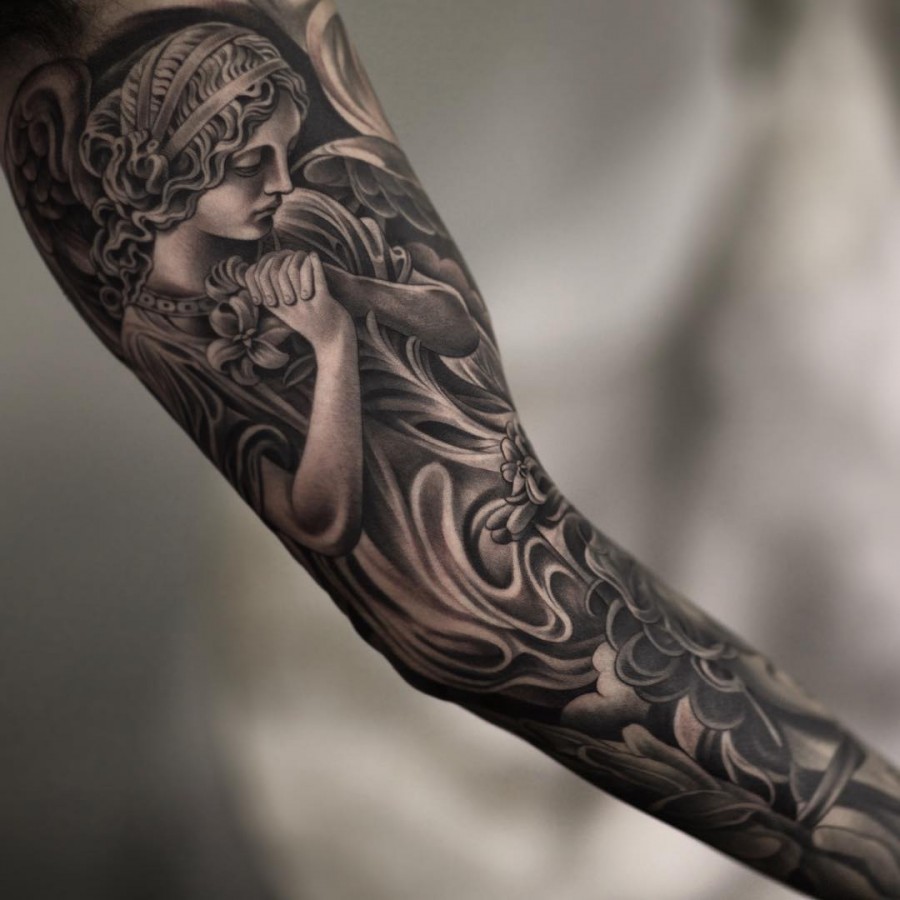 Graphic tattoo vai và tay cân bằng chi tiết mảnh với mảng đọc rõ