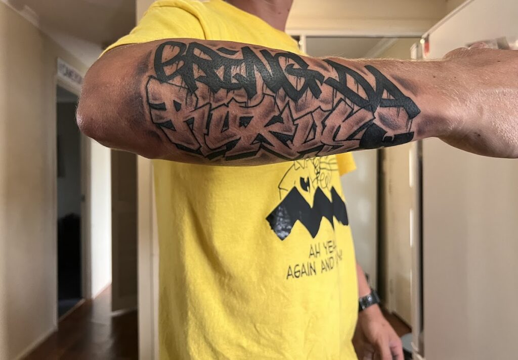 Stencil với đường baseline thẳng trên cánh tay cong.